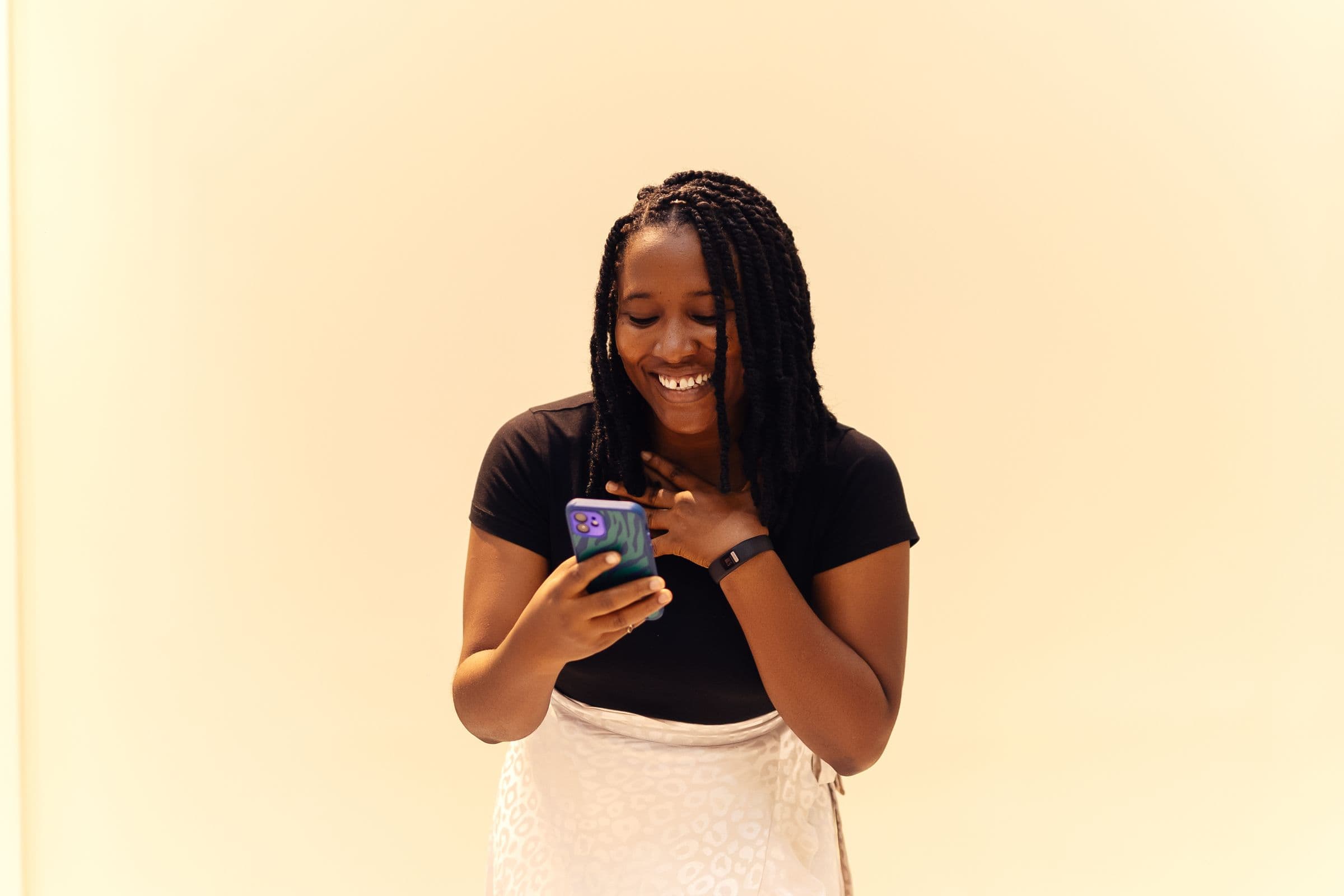 Une femme à Lagos consulte son téléphone.